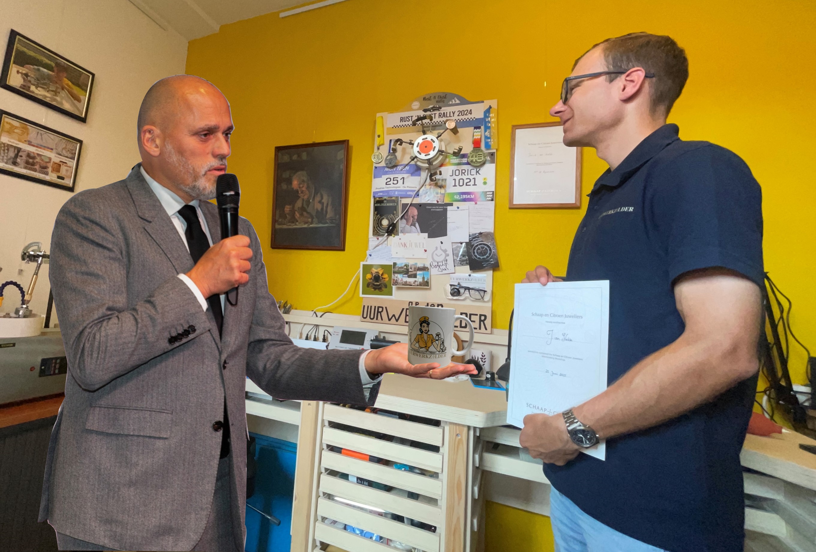 Antoine Pin (CEO Tag Heuer) overhandigd beker aan Jorick