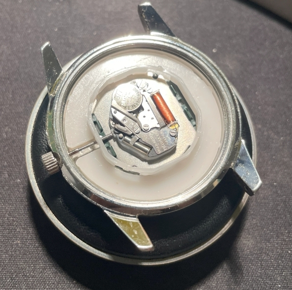 Fitting van de stift en kroon in het horloge