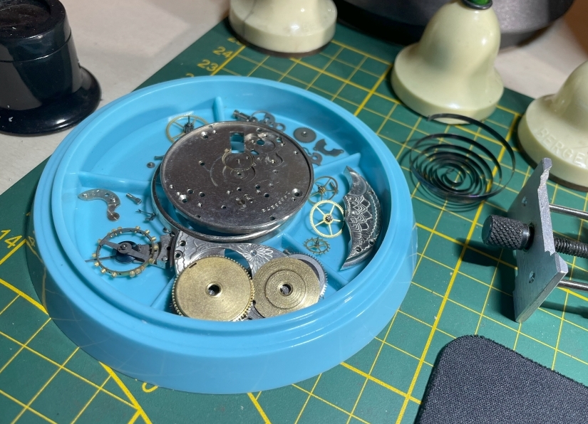 Uurwerk uit elkaar en schoon