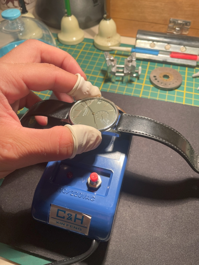 Het horloge langzaam omhoog bewegen vanaf de Flux zone